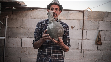İdlibli Meclavi, internetten öğrendiği dekoratif saksı üretimiyle ailesini geçindiriyor