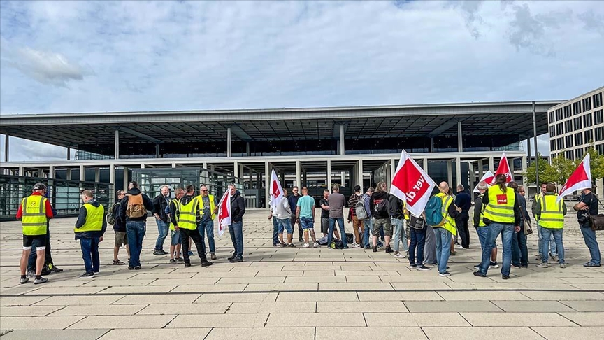 Lufthansa workers strike demanding pay raise amid soaring inflation