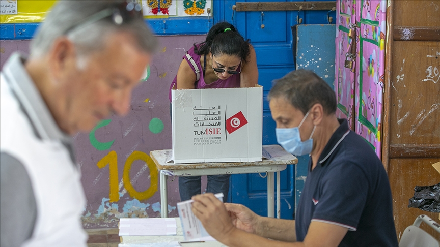 Tunus'ta anayasa referandumu demokrasinin kaderini belirleyebilir mi?