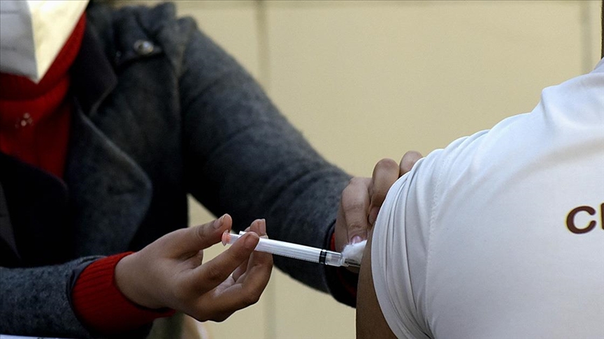 Hindistan'da 39 öğrenciyi tek şırıngayla aşılayan sağlık çalışanı gözaltına alındı