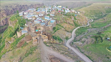 Kars'ın Tunçkaya köylüleri yaşamlarını Keçivan Kalesi'nde sürdürüyor