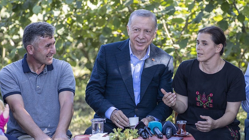 Cumhurbaşkanı Erdoğan Ordu'da fındık bahçesinde vatandaşlarla bir araya geldi