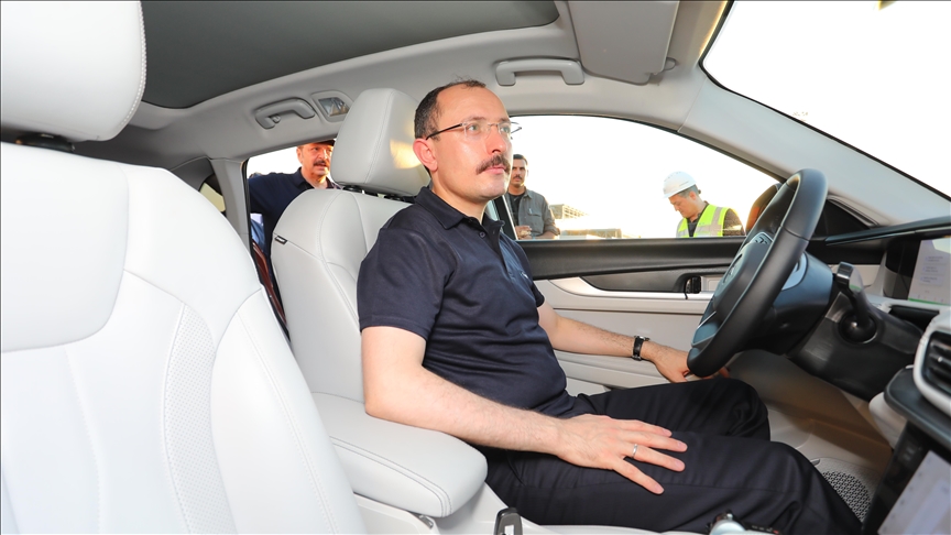 وزير التجارة التركي يجري قيادة تجريبية للسيارة المحلية