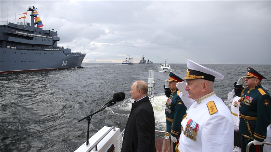 Путин принял парад в часть Дня ВМФ России