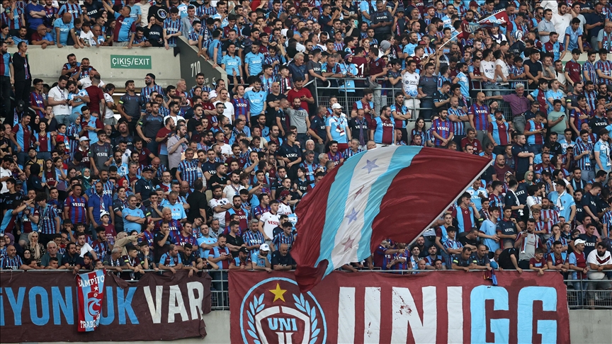 جماهير طرابزون سبور تحتفل بكأس السوبر التركي جماهير طرابزون سبور تحتفل بكأس السوبر التركي