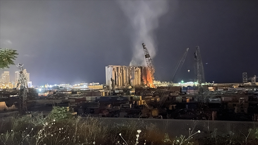 Lübnan'da 2 yıl önceki büyük patlamanın sembolü buğday silosu kısmen yıkıldı