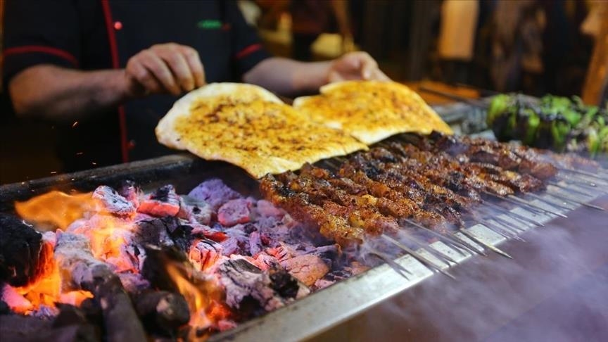 تركيا.. روائح الكبد المشوي تفوح من شوارع ديار بكر التاريخية