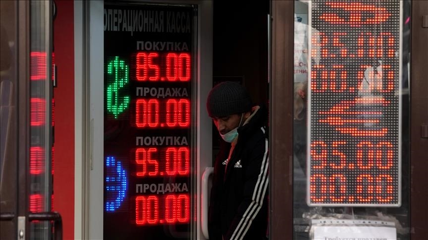 Россия продлила ограничения на снятие доллара и евро 