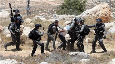 İsrail güçleri, Batı Şeria'da 40 Filistinliyi gözaltına aldı