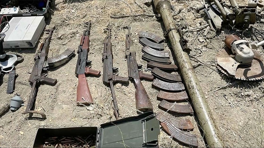 Pençe-Kilit Operasyonu'nda teröristlere ait çok sayıda silah ve mühimmat ele geçirildi