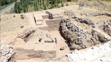 Niğde'de höyükteki kazıda Pers dönemine ait alçı taşı surlar bulundu