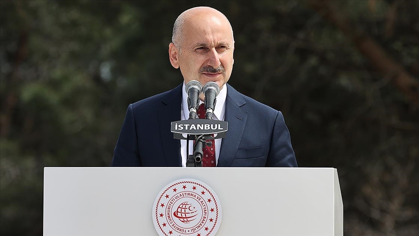 Bakan Karaismailoğlu: İstanbul Havalimanı'nda bagaj alım 16 dakika, check-in 1 dakika sürüyor