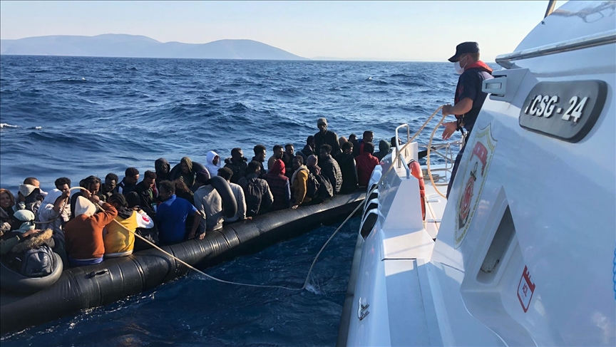 У берегов Измира спасены 194 мигранта, задержаны 45