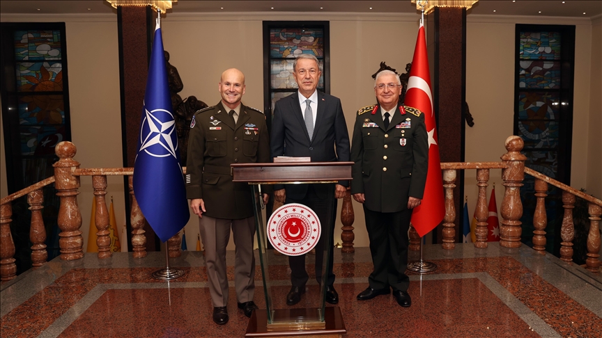 وزير الدفاع التركي يلتقي قائد قوات الناتو في أوروبا
