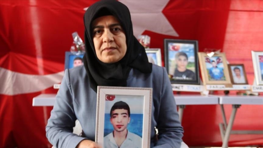 Dayikên Diyarbekirê ewladên xwe dixwazin
