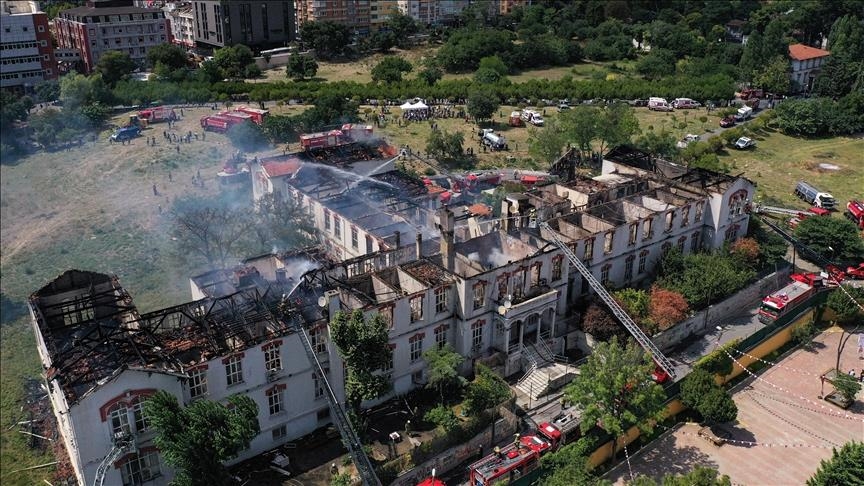 Pasien dievakuasi saat kebakaran terjadi di rumah sakit bersejarah Istanbul