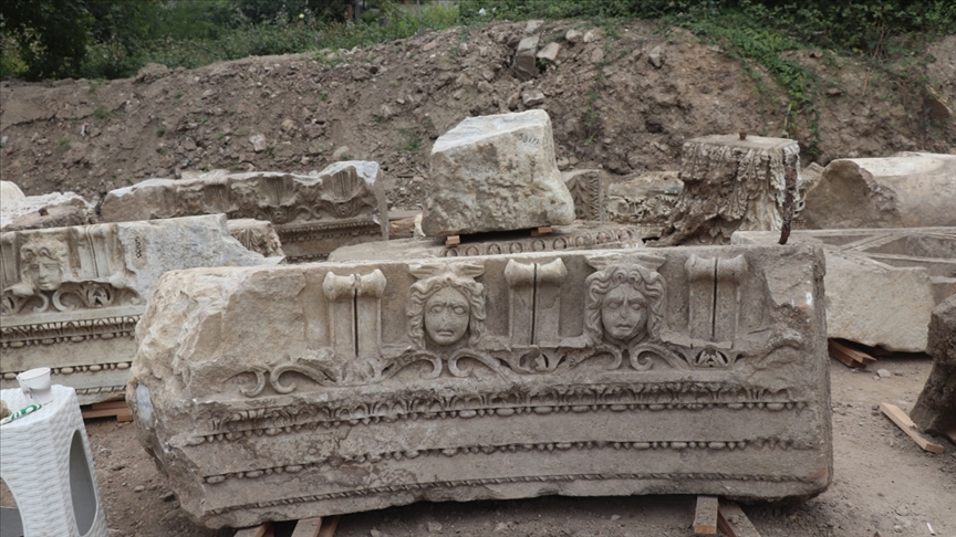 Düzce'deki antik kentte mermer blok ve mimari figürler bulundu