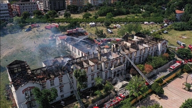 Pasien dievakuasi saat kebakaran terjadi di rumah sakit bersejarah Istanbul