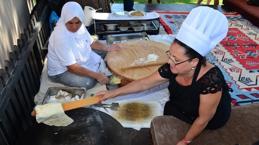 فندق بأنطاليا يمنح السياح فرصة تعلم فن الطبخ التركي  (تقرير)