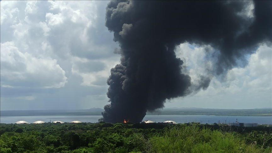Küba'da limandaki ham petrol depolama tesislerindeki patlamalarda 77 kişi yaralandı