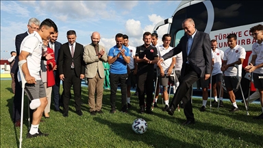 Cumhurbaşkanı Erdoğan, Kocaeli'de kamp yapan Ampute Milli Futbol Takımını ziyaret etti