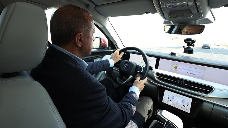 Cumhurbaşkanı Erdoğan, Togg'un test sürüşünü yaptığı anların videosunu paylaştı