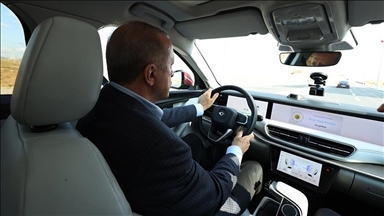Presidenti Erdoğan teston automjetin turk TOGG