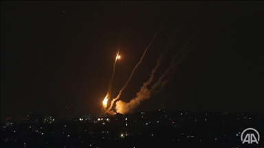 L'armée israélienne lance des raids sur des sites de lancement de roquettes à travers Gaza