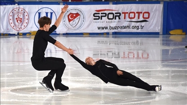 Rus artistik buz pateni sporcuları, uluslararası organizasyonlara Erzurum'da hazırlanıyor