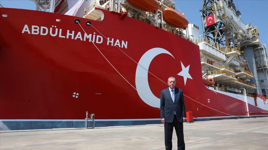 أردوغان يتفقد سفينة عبد الحميد خان للتنقيب