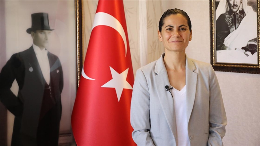 Kadın kaymakam makam koltuğunu kız çocuklarıyla paylaşıyor  