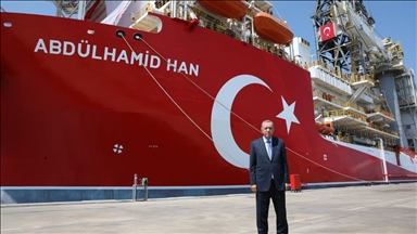 أردوغان يتفقد سفينة عبد الحميد خان للتنقيب