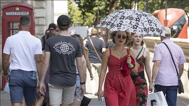 Alert issued as UK heat wave gathers pace