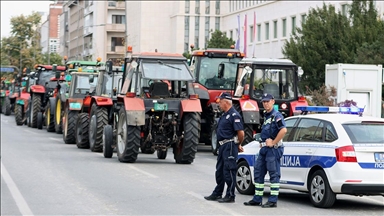 Srbija: Poljoprivrednici u Novom Sadu traktorima blokirali Pokrajinsku vladu Vojvodine