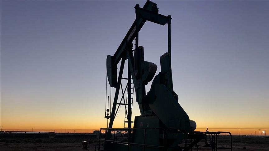 Ropa klesá na základe rastu odhadovaných zásob ropy v USA