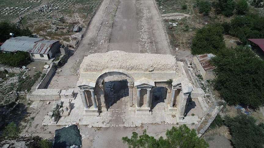 Anavarza Antik Kenti'nde gladyatör mezarlarına rastlandı