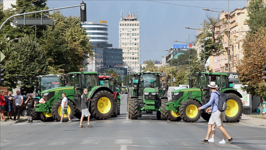 Novi Sad: Poljoprivrednici traktorima u protestnoj blokadi raskrsnica