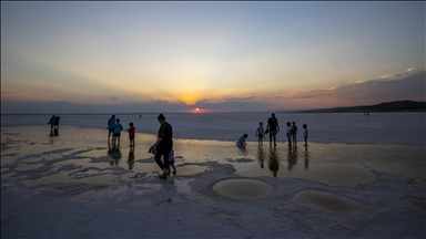 Turkiye: Jezero Tuz neobične boje privlači mnogobrojne turiste
