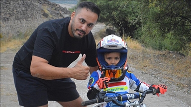 Babasını örnek alan 5 yaşındaki Alparslan, şampiyon olmak için gaza basıyor