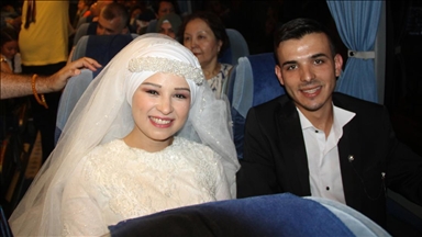 Düğün yapamayan çift, balayında çıktıkları Karadeniz turuna gelinlik damatlıkla katıldı