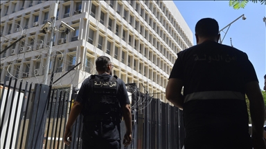 لبنان.. مسلح يحتجز رهائن داخل مصرف في بيروت 