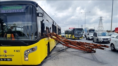 İstanbul'da tırdan sarkan demirler İETT otobüsüne çarptı