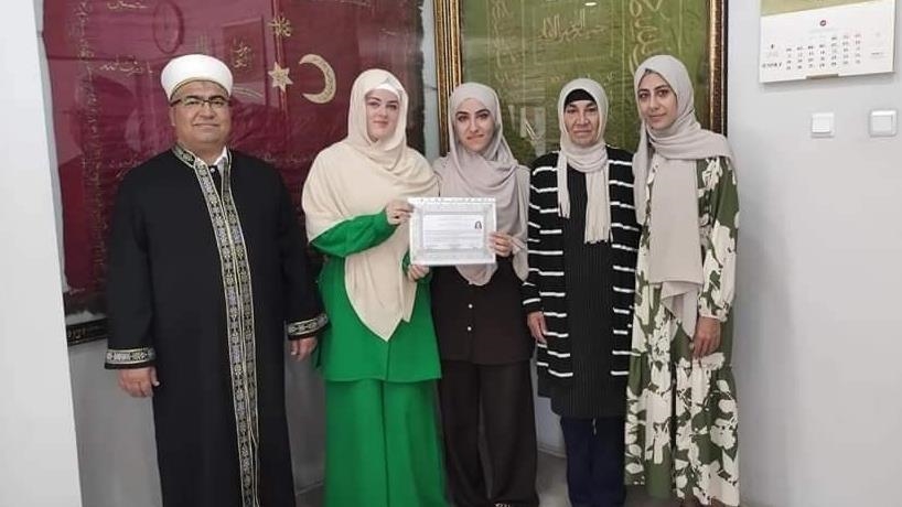 فتاة بلجيكية تشهر إسلامها في تركيا