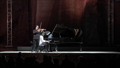 19. Uluslararası Gümüşlük Müzik Festivali'nde kemancı Zalai ve piyanist Gökbudak konser verdi