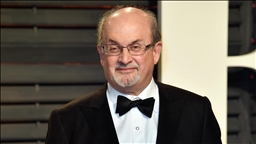 Penulis Salman Rushdie diserang di New York