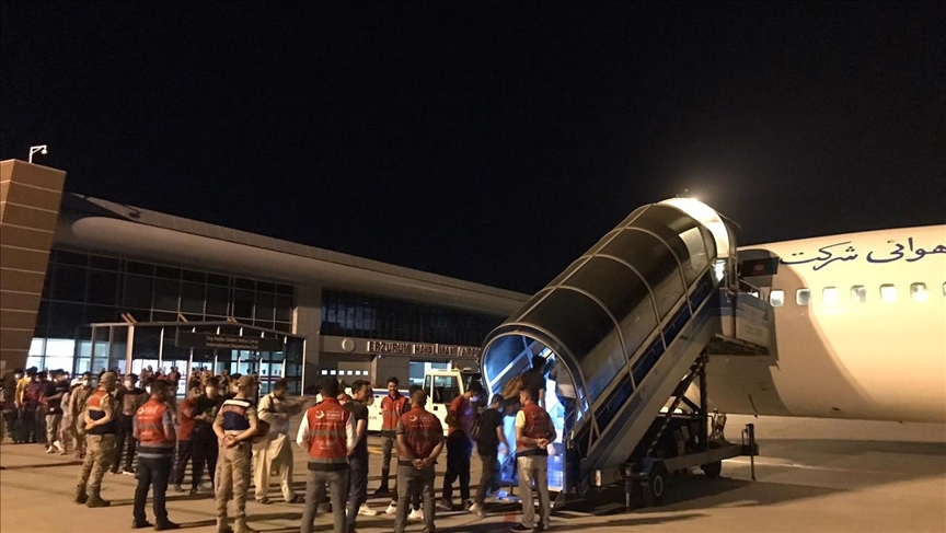 تركيا.. ترحيل 136 مهاجرا أفغانيا إلى بلادهم