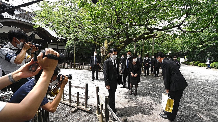 Japon bakanlar tartışmalı tapınağa ziyarette bulundu