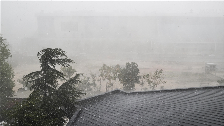 Ankara'da şiddetli fırtına ve sağanak nedeniyle inşaatta kolon devrilmesi sonucu bir kişi hayatını kaybetti