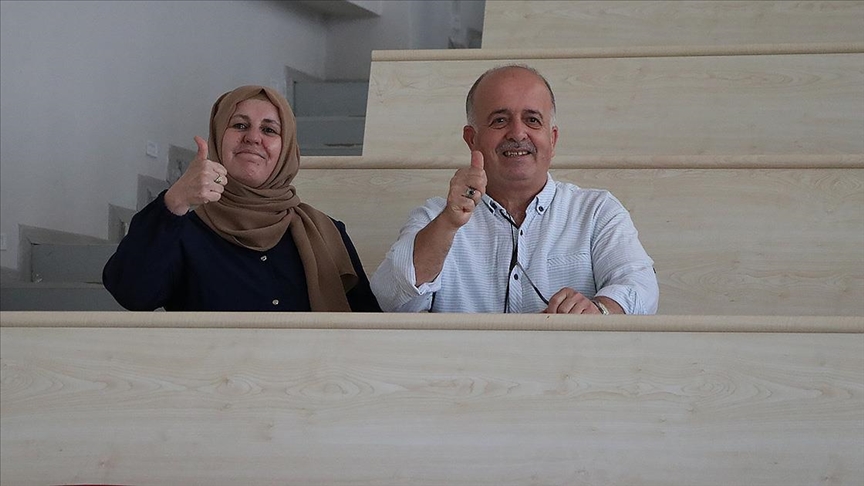 İki torun sahibi çift, aynı üniversitenin aynı bölümüne yerleşti