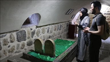 Couple from China visits tomb of tragic lovers Mem and Zin in Türkiye